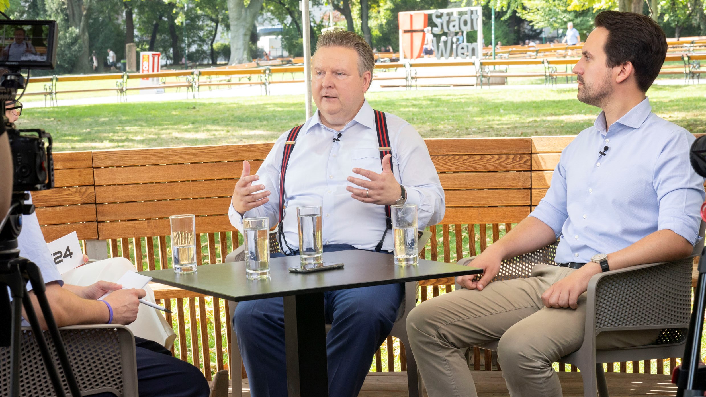 Bürgermeister Michael Ludwig (li.) und Vizebürgermeister Christoph Wiederkehr beim Interview im Rathauspark.