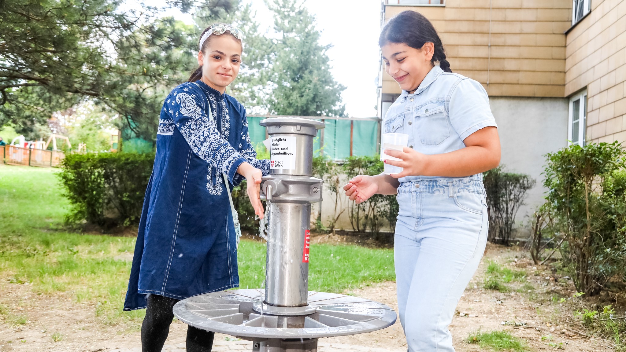 Der neue Trinkbrunnen im Karl-Wrba-Hof wurde aus Mitteln der Kinder- und Jugendmillion realisiert.